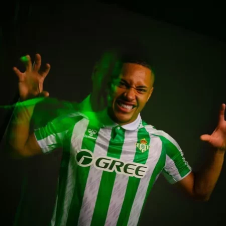 Negociaciones entre Barcelona y Betis por Vitor Roque y Pau Victor