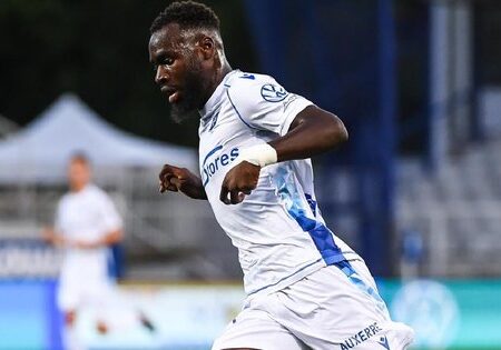 El Director Deportivo del Lens Arremete Contra el Auxerre por el Fracaso del Fichaje de Sinayoko