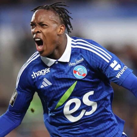 Emanuel Emegha tranquiliza a los aficionados del Estrasburgo tras su fichaje por el Chelsea