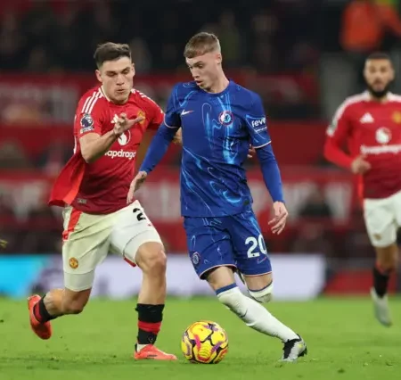 Victoria Caótica del Manchester United sobre Chelsea: Del Drama al Aburrimiento a Pesar de Dos Expulsiones en la Primera Mitad