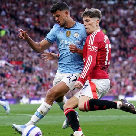 El Derbi de Mánchester: Un Enfrentamiento Crucial Entre Gigantes en Transición