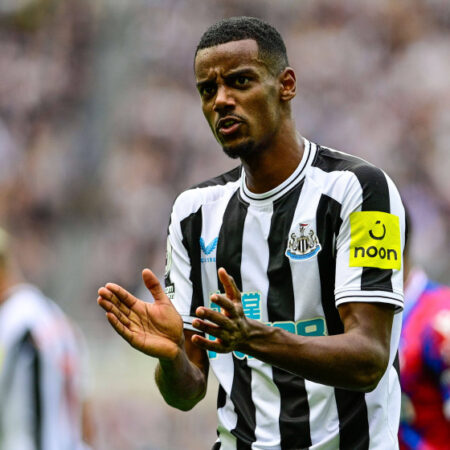 Alexander Isak Anota su Primer Gol con el Liverpool, Listo para Ser Titular tras el Error de un Rival