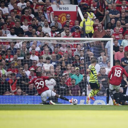 Premier League: La Lucha por el Liderato se Convierte en una Carrera de Tres Equipos