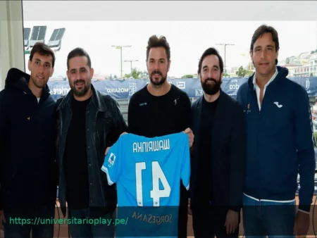 Stan Wawrinka en Nápoles para la Guerri Tennis Cup: Recibe una camiseta especial del club