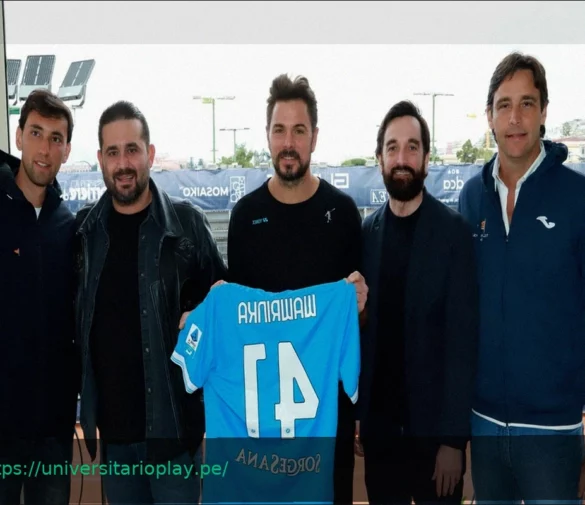 Stan Wawrinka en Nápoles para la Guerri Tennis Cup: Recibe una camiseta especial del club