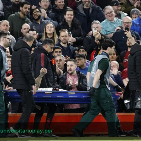 Noa Lang sufre grave lesión en el dedo tras impactar con valla publicitaria en partido de Champions League