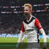 Hugo Larsson Contempla Dejar el Eintracht Frankfurt Este Verano en Busca de un Nuevo Paso en su Carrera