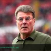 Dieter Hecking de Wolfsburg Arremete Contra el Arbitraje «Pésimo» Tras Caída Ante Leverkusen