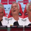 José Mourinho, divertido por una ocurrencia de un periodista del Benfica